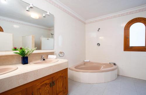 El Tosalet House | Laurel Hotel: Family-Friendly Retreat with Pool & 9.5 Rating