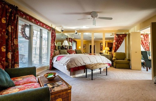 Parole Bed & Breakfast | Inviting Laurel Grove Inn on the South with Pool & Breakfast