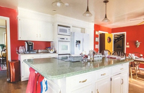 Parole Bed & Breakfast | Inviting Laurel Grove Inn on the South with Pool & Breakfast