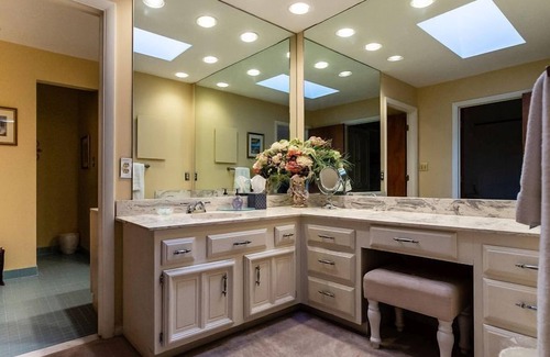 Parole Bed & Breakfast | Inviting Laurel Grove Inn on the South with Pool & Breakfast
