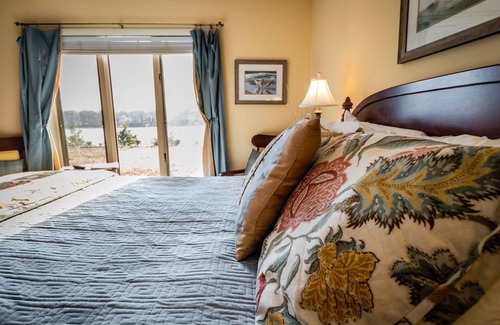 Parole Bed & Breakfast | Inviting Laurel Grove Inn on the South with Pool & Breakfast