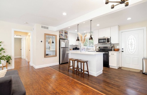 Cully House | Urban Retreat in Vibrant Cully Neighborhood with Kitchen
