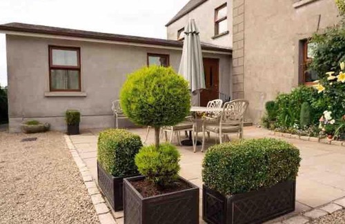 Kilgreaney Apartment | Family-Friendly Laurel House with Kitchen & 9/10 Rating