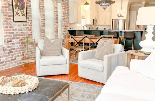 Laurel House | Premier Stay at Heart of Historic Laurel with Unique Amenities