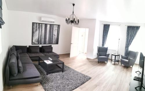 Ukmerge Apartment | Experience Laurentroom Central Park: Pet-Friendly Retreat