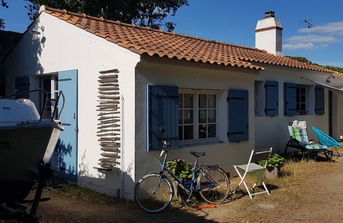 Noirmoutier-en-l'Ile House | Lauriers Rose: Pet-Friendly Getaway with Family Amenities