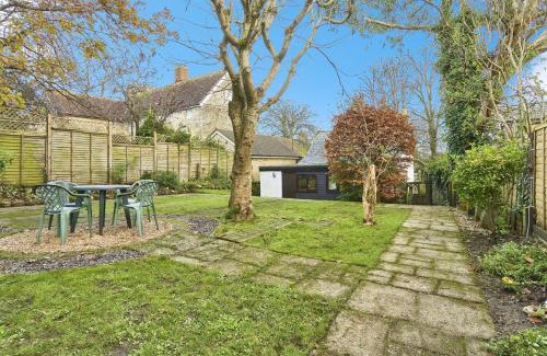 Arreton House | Inviting Lavender Cottage: Highly Rated & Pet-Friendly Stay