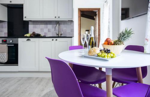 Bude House | Enchanting Lavender Cottage: Pet-Friendly Retreat with Pool