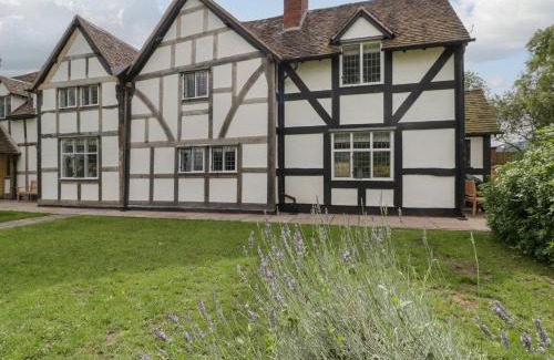 Malvern House | Lavender Cottage: Perfect for Families and Pet Lovers
