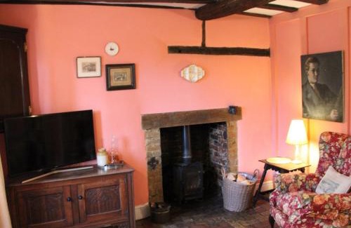 Methwold House | Pet Friendly Lavender Cottage with Perfect Guest Ratings