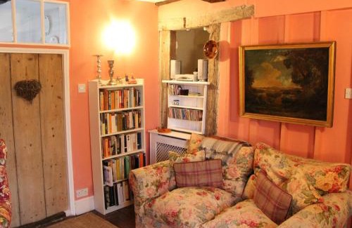 Methwold House | Pet Friendly Lavender Cottage with Perfect Guest Ratings