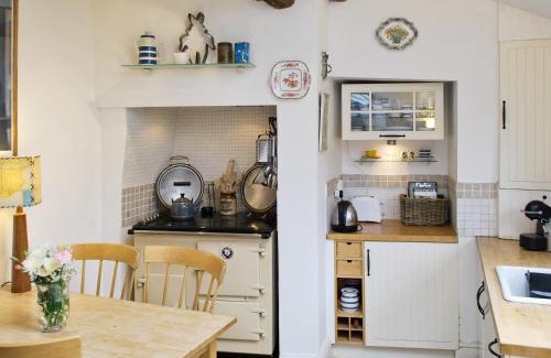 Methwold House | Pet Friendly Lavender Cottage with Perfect Guest Ratings