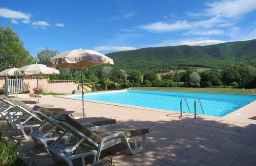 Cereste Villa | Villa Mas de l'Olivier: Scenic Luberon View with Pool