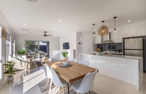 Myrtleford House | Lavender & Olive - Guest Rated 9.8 with Pet-Friendly Perks