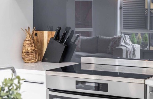 Myrtleford House | Lavender & Olive - Guest Rated 9.8 with Pet-Friendly Perks