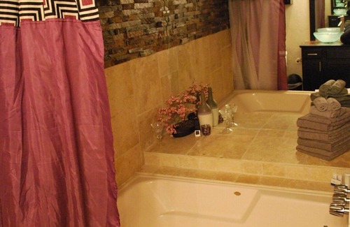 Norman Apartment | Inviting Lavender Suite at Whispering Pines Inn Awaits You