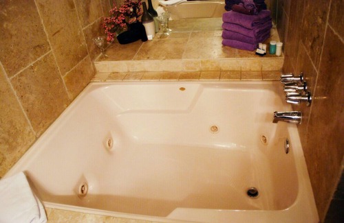 Norman Apartment | Inviting Lavender Suite at Whispering Pines Inn Awaits You