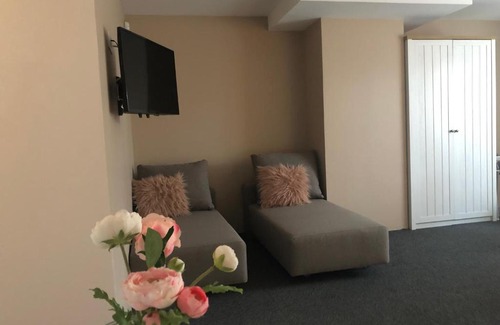 Pernik Apartment | Lavender Suite: Pet-Friendly Oasis with Ocean Views