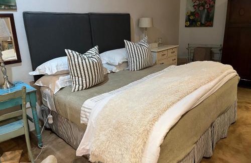 Zenzani House | Relaxing Lavender Trout Guest Farm with Oceanfront Pool