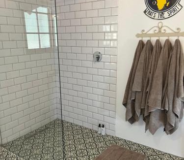 Zenzani House | Relaxing Lavender Trout Guest Farm with Oceanfront Pool