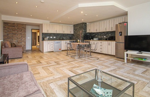 Lanark Apartment | Lavish Apartment sleeps 5 Lanark