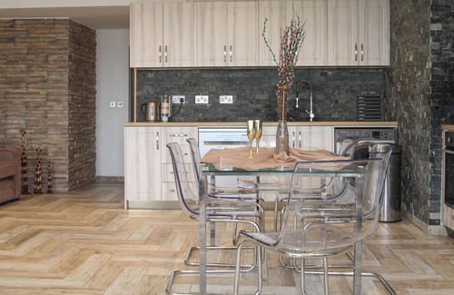 Lanark Apartment | Lavish Apartment sleeps 5 Lanark