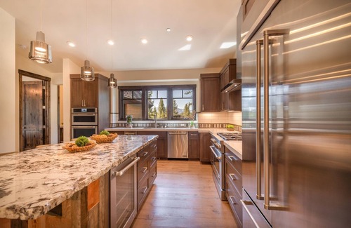 Truckee House | Indulgent Gray's Crossing Retreat with Hot Tub & Pool Table