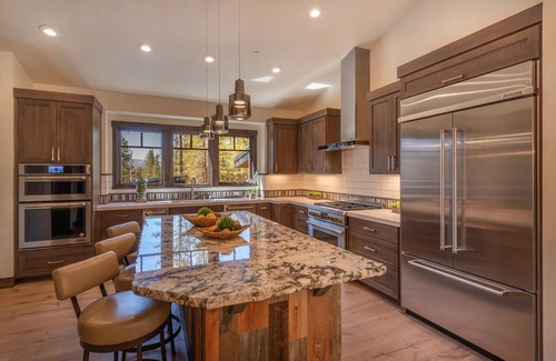 Truckee House | Indulgent Gray's Crossing Retreat with Hot Tub & Pool Table