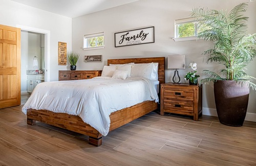 La Hacienda Estates House | Indulgent Lake Retreat | Vintage Village Resort - Guest Rated 9.8