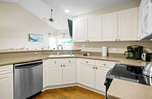 Cornelius Condo | Top-Rated Lake Lounge Condo with Pool & Pet-Friendly Stay