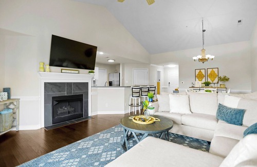Cornelius Condo | Top-Rated Lake Lounge Condo with Pool & Pet-Friendly Stay