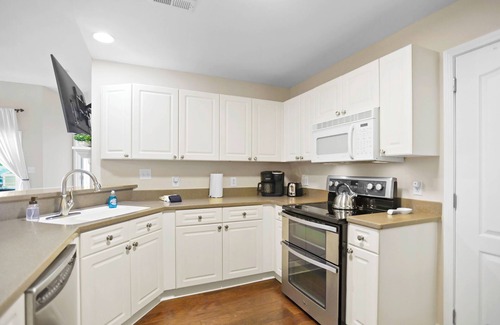 Cornelius Condo | Top-Rated Lake Lounge Condo with Pool & Pet-Friendly Stay