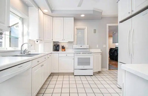 Mishawaka House | Riverside Retreat Steps from Notre Dame with Breakfast & Kitchen