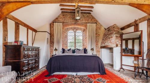 Hales House | Elegant Tudor Estate with Gardens - Ideal for Large Groups