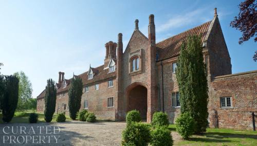 Hales House | Elegant Tudor Estate with Gardens - Ideal for Large Groups
