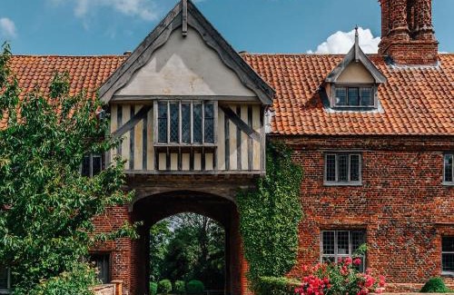 Hales House | Elegant Tudor Estate with Gardens - Ideal for Large Groups