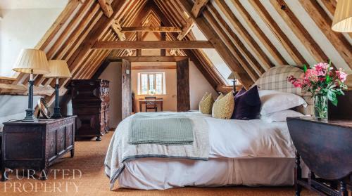Hales House | Elegant Tudor Estate with Gardens - Ideal for Large Groups