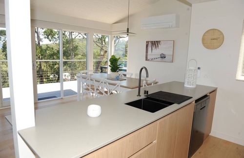 Lorne House | LaVista - relax at the top with this amazing outlook. Take in the Skyline !