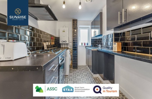 Dundee Apartment | Comfortable LAW 2.0: Ideal for Families with Breakfast Included