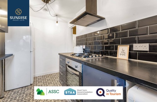 Dundee Apartment | Comfortable LAW 2.0: Ideal for Families with Breakfast Included
