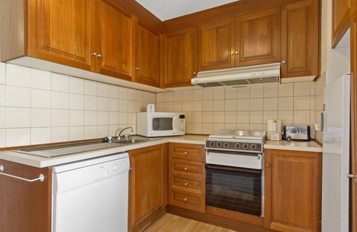 Hotham Heights Apartment | Lawlers 36A - Cozy Apartment Perfect for Families and Couples