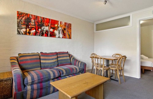 Hotham Heights Apartment | Lawlers 36A - Cozy Apartment Perfect for Families and Couples