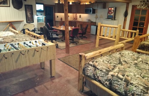Kyle Cottage | Discover Lawrenceburg: Perfect for Slopes, Events & Relaxation