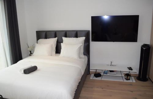Gasperich Apartment | Explore LAWSON'S GOLD BELL STUDIO - Guest Rated 9.1/10!