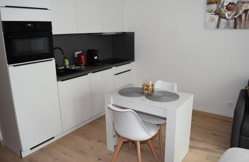 Gasperich Apartment | Explore LAWSON'S GOLD BELL STUDIO - Guest Rated 9.1/10!