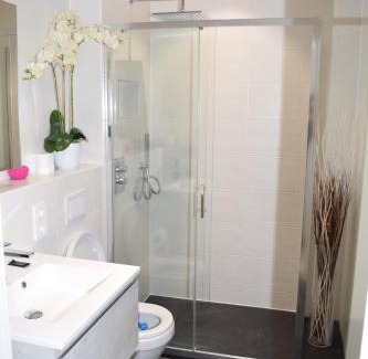 Gasperich Apartment | Explore LAWSON'S GOLD BELL STUDIO - Guest Rated 9.1/10!