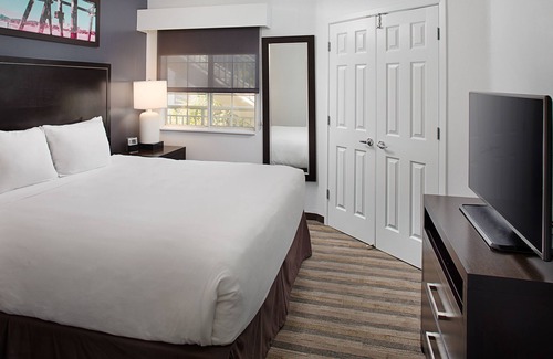 El Segundo Hotel | Relax at the LAX Manhattan Beach Hotel with Pool & Breakfast