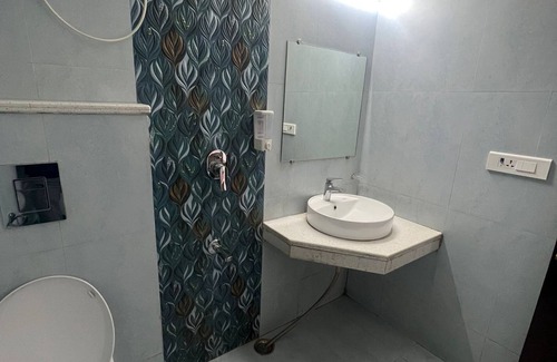The Mall Road Hotel | Budget-Friendly Laxmi Palace with Spa & Family Amenities
