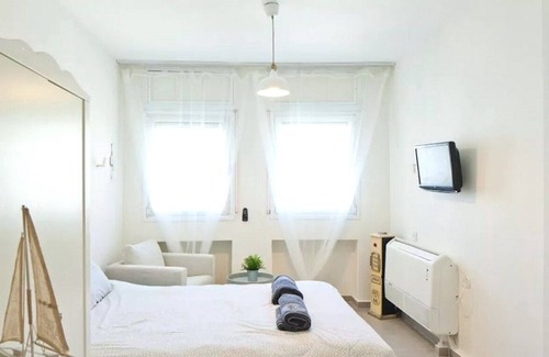 Netanya Apartment | Beachfront Studio with Scenic Views for Your Getaway