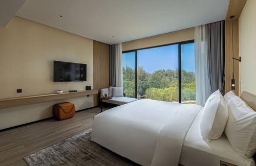 Choeng Thale Hotel | Discover Laya Resort Phuket Island: 4-Star Oceanfront Bliss